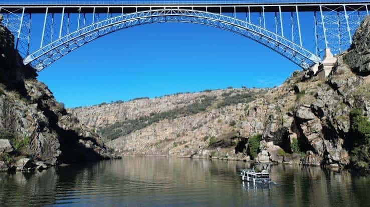 Vista panorámica del río Duero bajo el Puente Colgante de Zamora