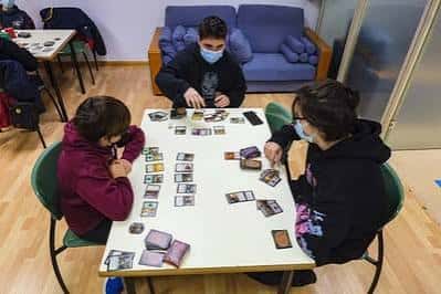 Grupo de jóvenes trabajando en actividades colaborativas en la Oficina Jove