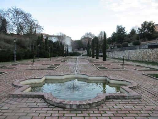Jardín de la Huerta de San Antonio con fuente y cipreses