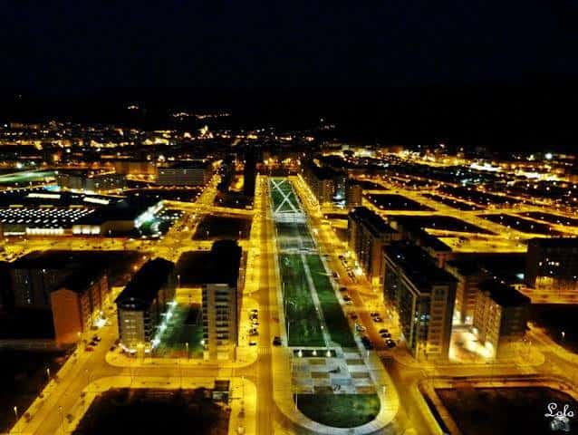 Vista aérea nocturna del parque y la ciudad de Ponferrada