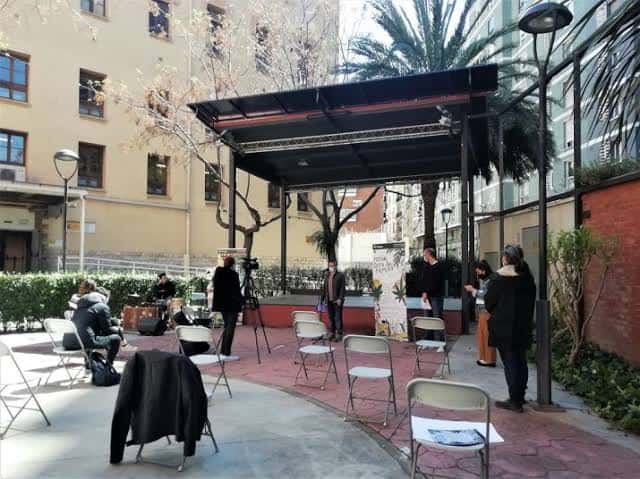Escenario vacío del Espai Jove La Palmera con sillas dispuestas para un evento