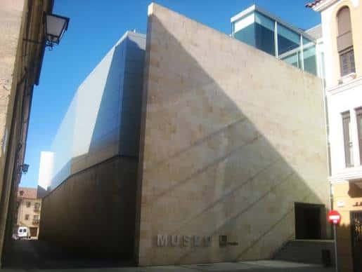 Fachada exterior del Museo Etnográfico de Castilla y León con cielo azul