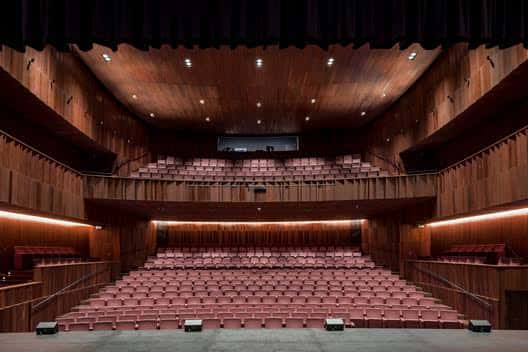 Vista frontal del auditorio desde el escenario, mostrando la distribución de asientos y balcones