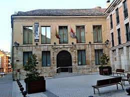 Fachada principal del Museo de Palencia en la Casa del Cordón