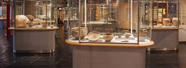 Galería de cerámicas y objetos antiguos en vitrinas modernas