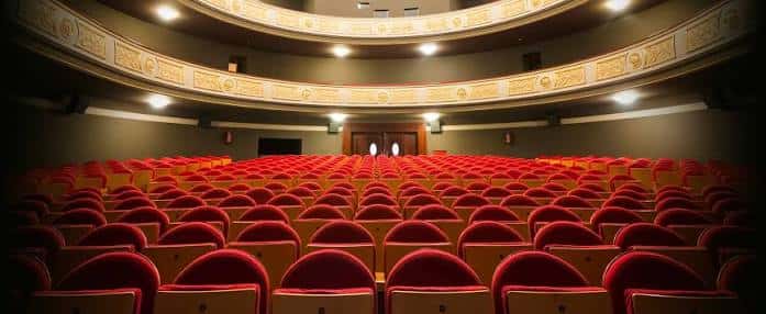Interior del auditorio con butacas rojas y balcones ornamentados