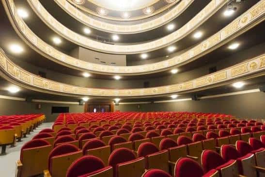 Vista panorámica del interior del teatro con escenario y plateas