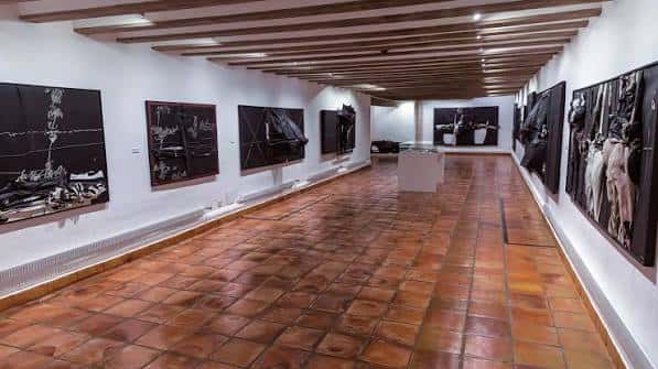 Galería principal con suelo de baldosas y paneles artísticos