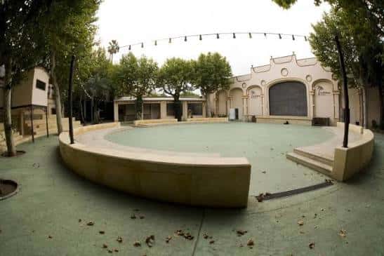 Teatro al Aire Libre La Palma vacío, mostrando la estructura del escenario y las gradas