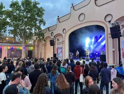 Concierto en el Teatro La Palma con iluminación escénica y público asistiendo