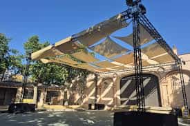 Escenario del Teatro La Palma con estructura de iluminación y toldos instalados
