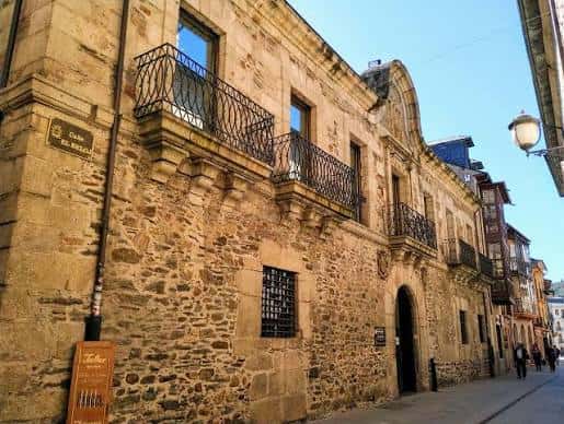 Fachada histórica de piedra del Museo del Bierzo con balcones de hierro forjado