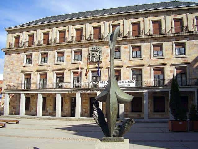 Fachada del Ayuntamiento de Zamora con escultura moderna en primer plano