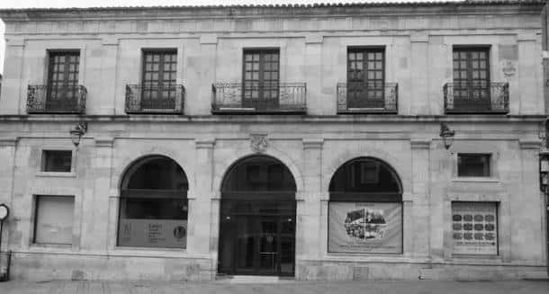 Vista frontal en blanco y negro de la Casa de las Carnicerías con arcos y balcones