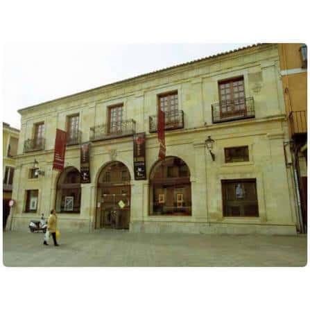 Exterior de la Casa de las Carnicerías con banderines rojos colgando de la fachada