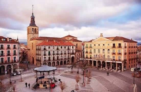 Vista panorámica de la Plaza Mayor de Segovia con el kiosco central y fachadas históricas al atardecer