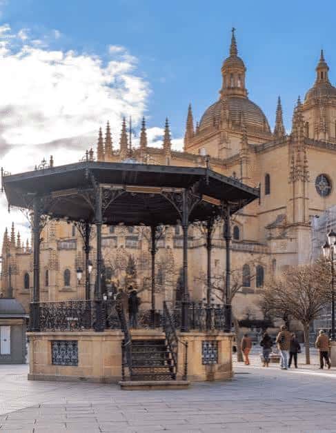 Kiosco de la Plaza Mayor con la Catedral de Segovia al fondo en un día soleado