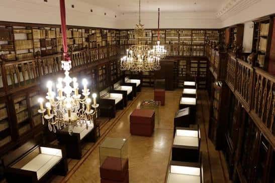 Vista elevada del interior de la biblioteca con exhibiciones y lámparas ornamentales