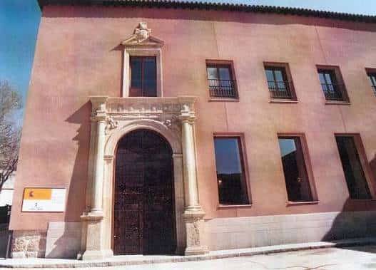 Fachada principal de la Biblioteca Pública del Estado de Guadalajara con entrada monumental y detalles arquitectónicos clásicos