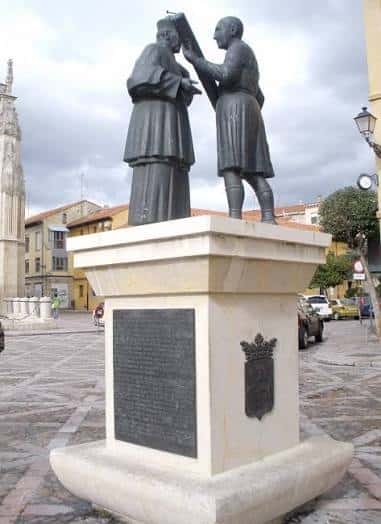 Vista de la plaza con la estatua de los Santos Mártires en primer plano