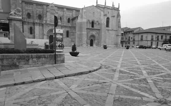 Vista panorámica de la plaza frente a la Catedral Vieja de León