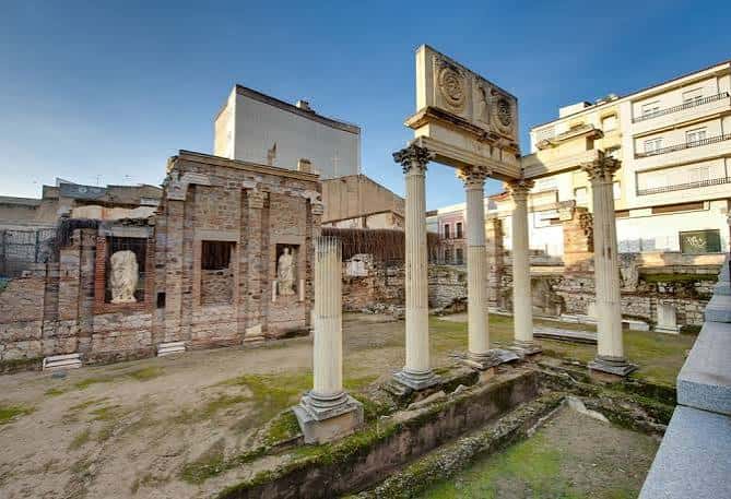 Vista diurna del Pórtico del Foro Municipal de Augusta Emérita con columnas corintias y fachada de ladrillo
