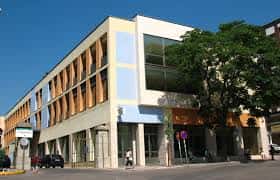 Fachada exterior de la Biblioteca Pública de Cáceres con diseño moderno y grandes ventanales