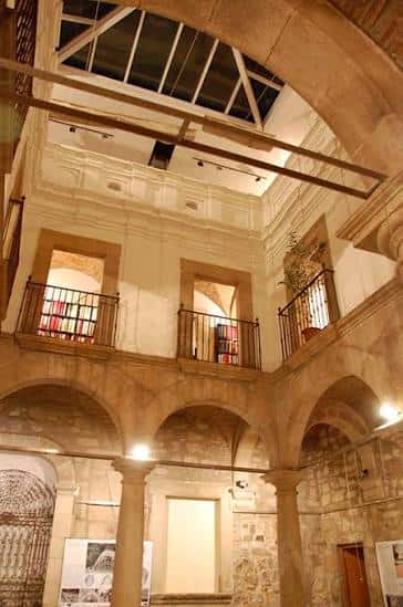 Interior del patio de columnas con arcos y balcones