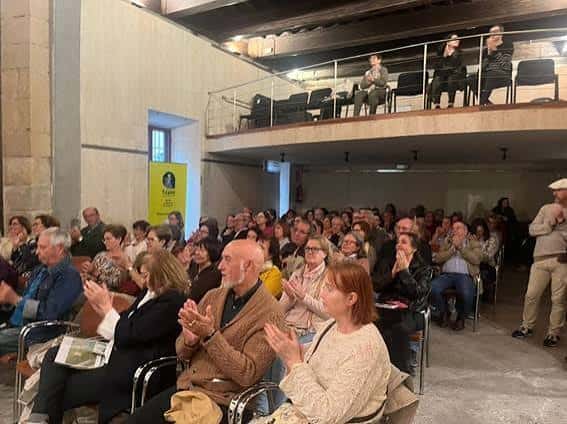Sala de eventos con público asistiendo a una charla