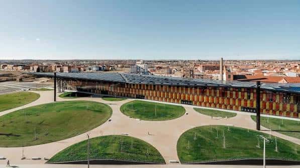 Vista aérea del Palacio de Congresos y Exposiciones de León con su distintiva fachada multicolor