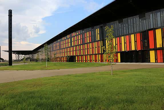Fachada exterior del Palacio de Congresos mostrando el diseño arquitectónico moderno