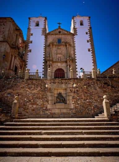 Vista frontal de la Iglesia de San Jorge con su escalinata monumental