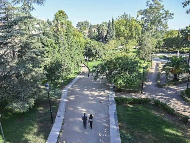 Vista aérea del Parque de la Legión con senderos arbolados y parejas caminando