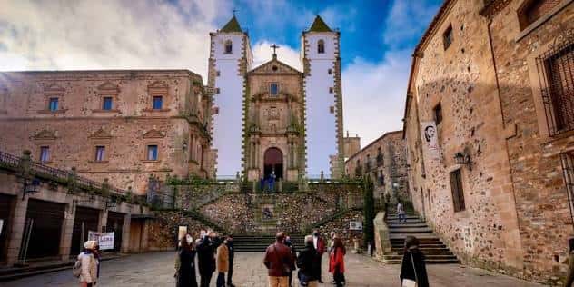 Plaza de San Jorge con la iglesia al fondo y turistas en primer plano