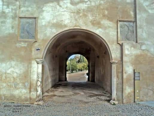 Arco de entrada al Parque de la Legión con detalles arquitectónicos y camino interior