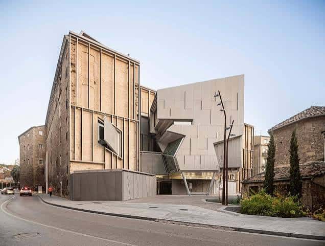 Vista exterior del Museu del Barroc de Catalunya mostrando la fusión de arquitectura histórica y moderna
