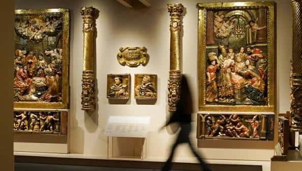 Exposición de obras de arte barroco enmarcadas en dorado dentro del museo