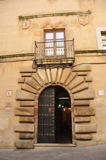 Detalle de la entrada principal con arco de medio punto y balcón