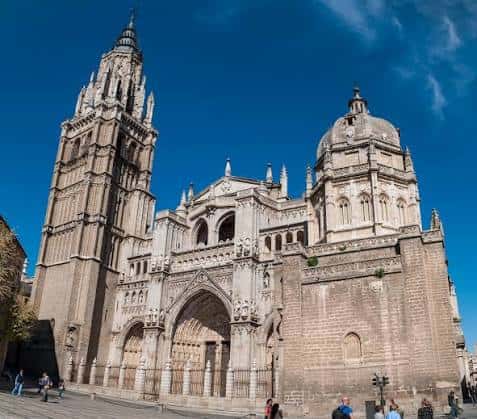 Vista exterior de la Catedral Primada de Toledo bajo un cielo azul despejado