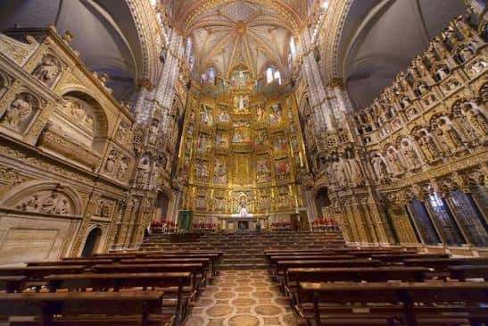 Interior de la catedral mostrando el altar mayor dorado y las naves centrales