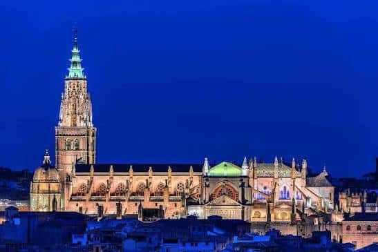 Vista panorámica nocturna de la Catedral Primada de Toledo iluminada
