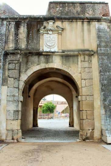 Detalle del arco de entrada de la Puerta de la Trinidad con vista al interior del pasaje