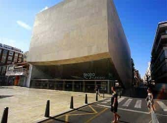 Vista exterior del Teatro Auditorio Municipal de Torrevieja con su distintiva fachada de piedra y diseño moderno