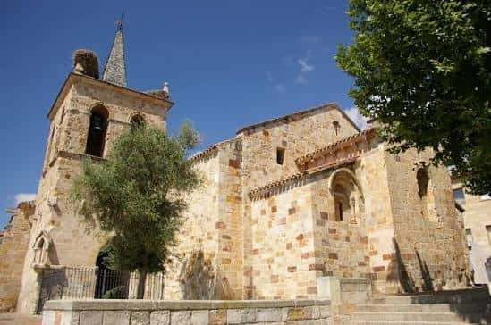 Vista exterior de la Iglesia de San Cipriano en Zamora con cielo azul