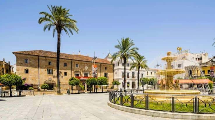 Vista exterior del Pabellón Multiusos Ciudad de Cáceres con fachada de hormigón
