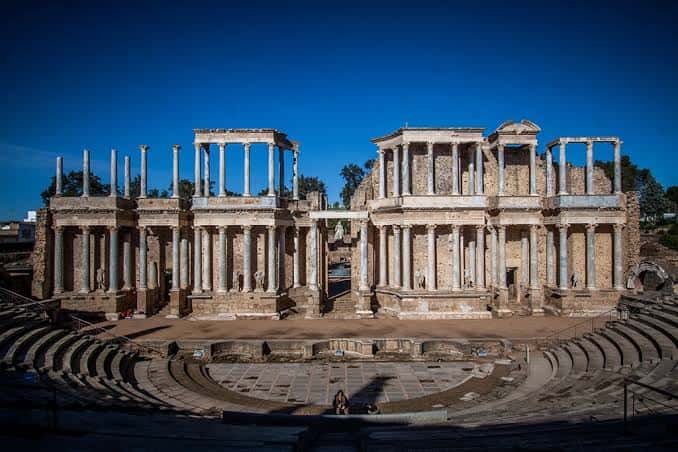 Fachada frontal del teatro con columnas y arcos iluminados por luz diurna clara