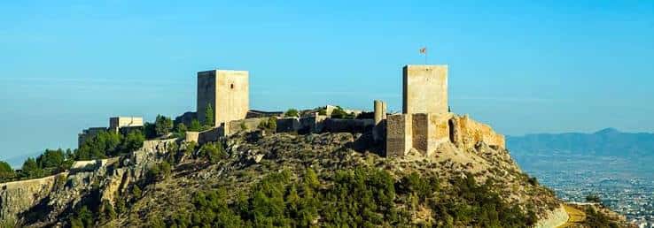 Panorama del Castillo de Lorca con torres medievales y vistas a la ciudad de Lorca