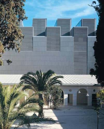 Fachada exterior del Museo de Bellas Artes de Castellón con diseño arquitectónico moderno y jardines