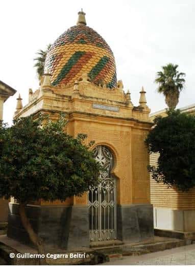 Panteón Millán Sastre con cúpula de azulejos multicolores y detalles arquitectónicos modernistas