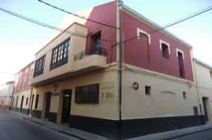 Vista exterior del Museo de la Ciudad Luis de Morales con su fachada de piedra y escalinata